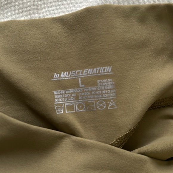 MuscleNation drab olive green scrunch bootie capri-length leggings - Picture 3 of 3